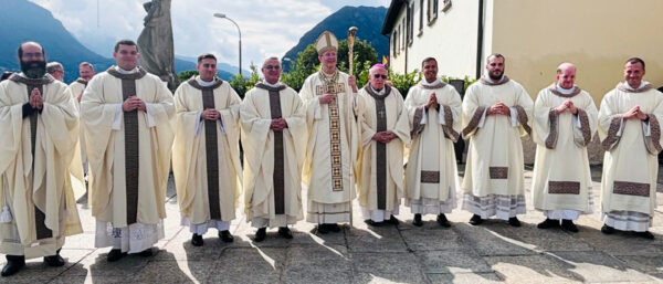 Neupriester (links) und Diakone (rechts), in der Mitte der Apostolische Administrator Alain de Raemy, flankiert von den emeritierten Bischöfen Valerio Lazzeri und Pier Giacomo Grampa. | Felicia Baggi / catt.ch