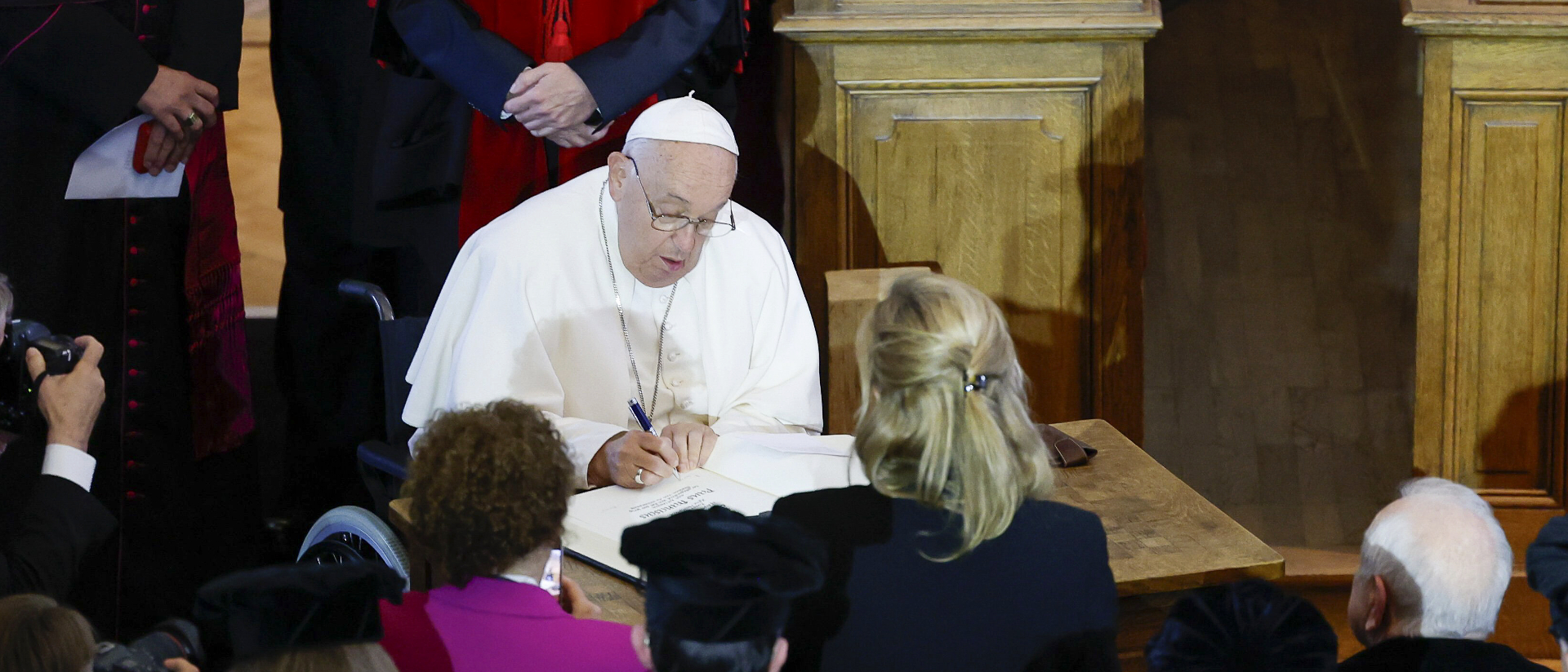 Papst Franziskus schreibt ins Gästebuch der Katholischen Universität Löwen, am 27. September 2024 in Löwen (Belgien).