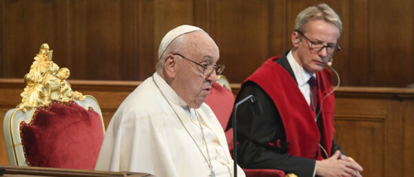 Papst Franziskus spricht an der Katholischen Universität Löwen, 27. September 2024. | KNA