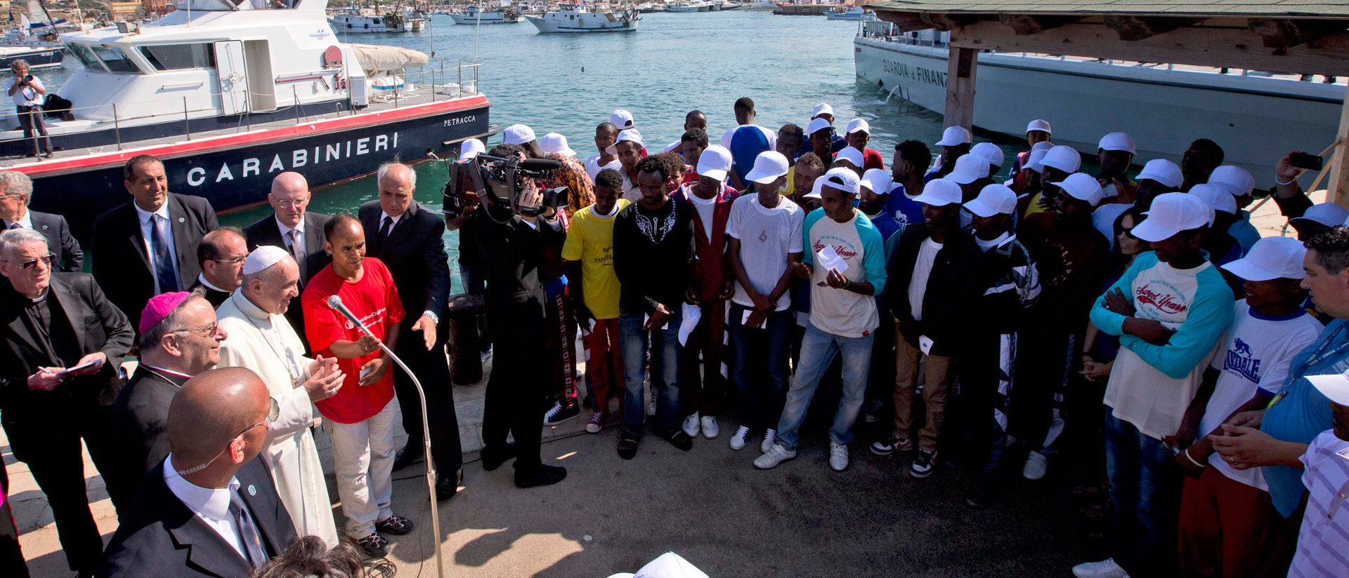 Papst Franziskus spricht mit Flüchtlingen, die illegal mit dem Boot auf Lampedusa gestrandet sind.