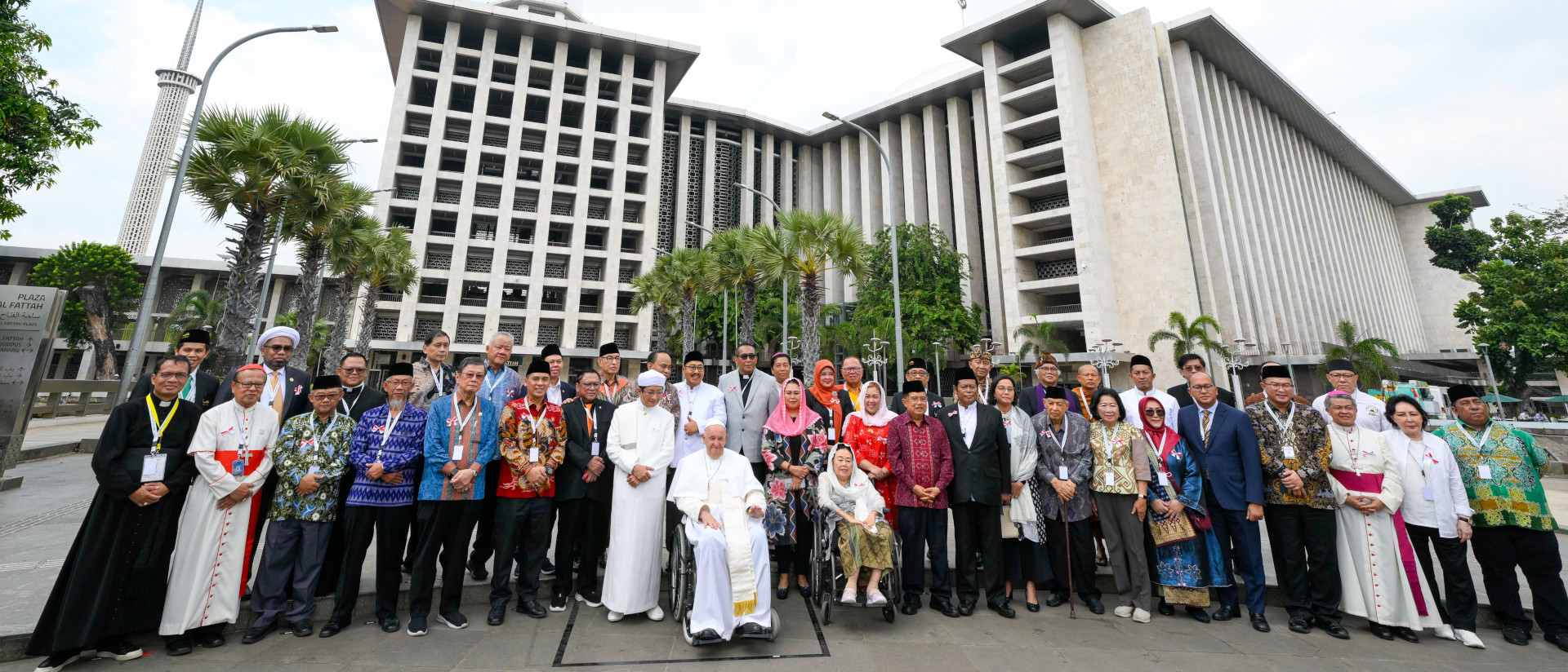 Gruppenfoto mit Papst Franziskus vor der Istiqlal-Moschee in Jakarta (Indonesien) anlässlich eines interreligiösen Treffens am 5. September 2024.