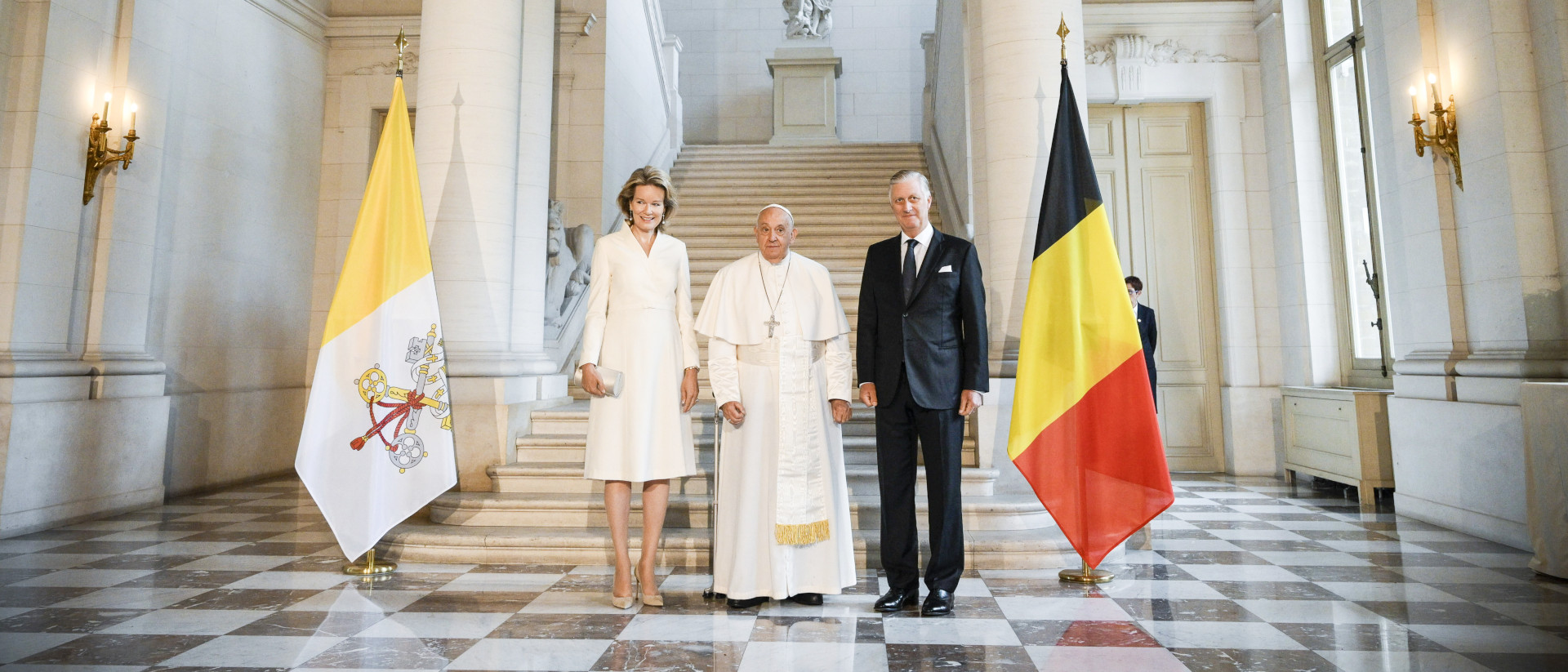 Höflichkeitsbesuch von Papst Franziskus bei Philippe Leopold Louis Marie (r.), König von Belgien, und Königin Mathilde d'Udekem d'Acoz (l.), am 27. September 2024 in Schloss Laeken in Brüssel (Belgien).