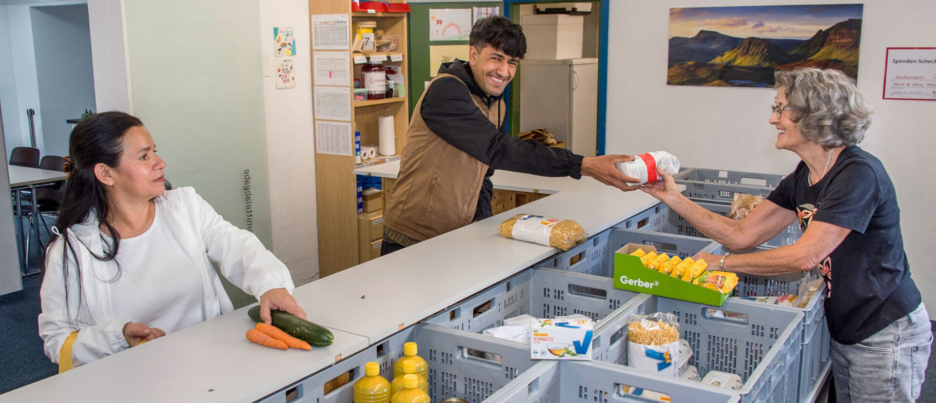 Abgabe von Lebensmitteln bei einer Stelle des Treffs für Flüchtlinge und Migranten.