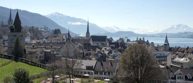 Die Altstadt von Zug mit ihren Kirchen und Kapellen vor dem Alpenpanorama und dem Zugersee. | Keystone