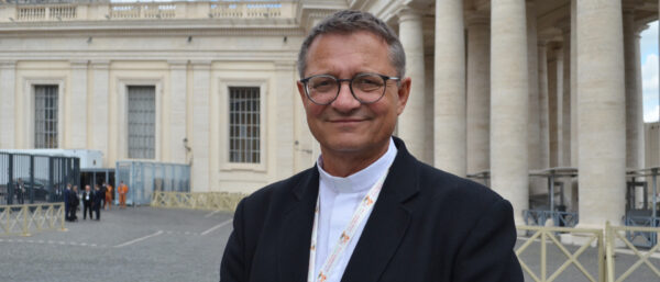 Bischof Felix Gmür, vor dem bewachten Eingang zum Weltsynode-Saal Aula Paolo VI. | Regula Pfeifer