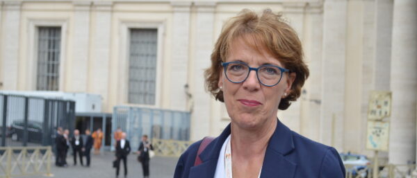 Helena Jeppesen-Spuhler, vor dem bewachten Eingang zum Weltsynode-Saal Aula Paolo VI. | Regula Pfeifer