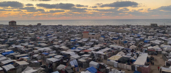 Flüchtlingslager am Strand im Gaza-Streifen. | Caritas