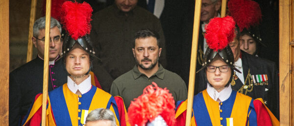 Wolodymyr Selenskyj (m.), Staatspräsident der Ukraine, am 11. Oktober 2024 nach einer Privataudienz mit Papst Franziskus. | Alessia Giuliani/CPP/KNA