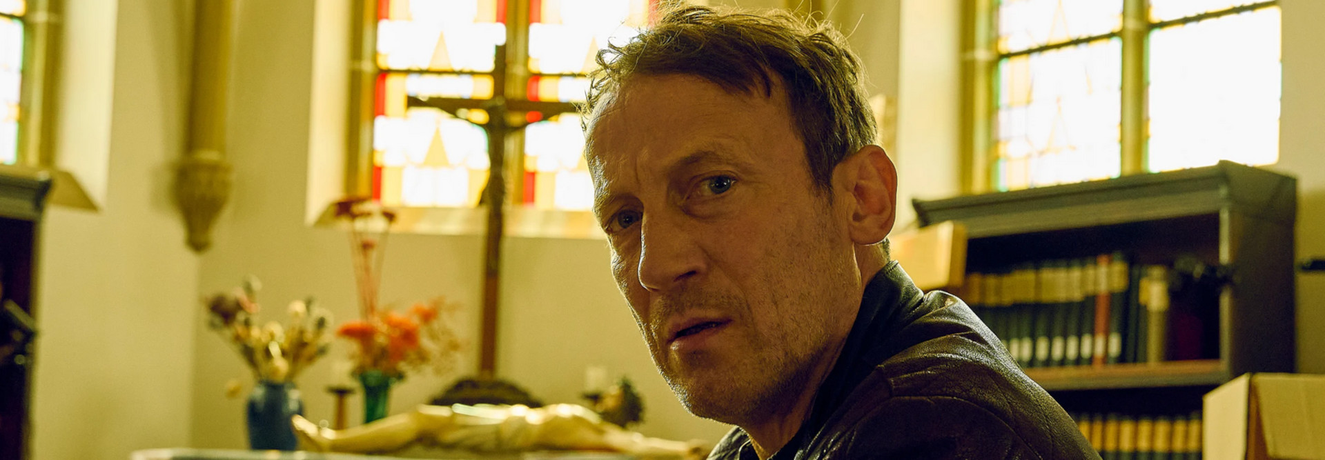 Wotan Wilke Möhring als Kriminalermittler Thorsten Falke im Tatort "Schweigen", in dem es um das Thema Missbrauch in der katholischen Kirche geht. Der Fernseh-Krimi wird am 1. Dezember in der ARD ausgestrahlt.