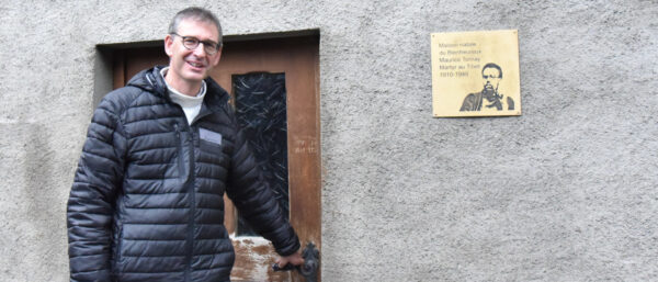 Joseph Voutaz vor dem Geburtshaus von Maurice Tornay in La Rosière VS. | Raphaël Zbinden