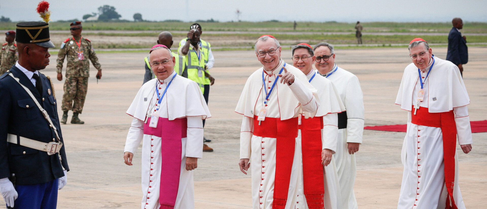 Kardinalstaatssekretär Pietro Parolin (m.), Kardinal Kurt Koch (r.) und weitere Kardinäle und Bischöfe in Kinshasa (Kongo).
