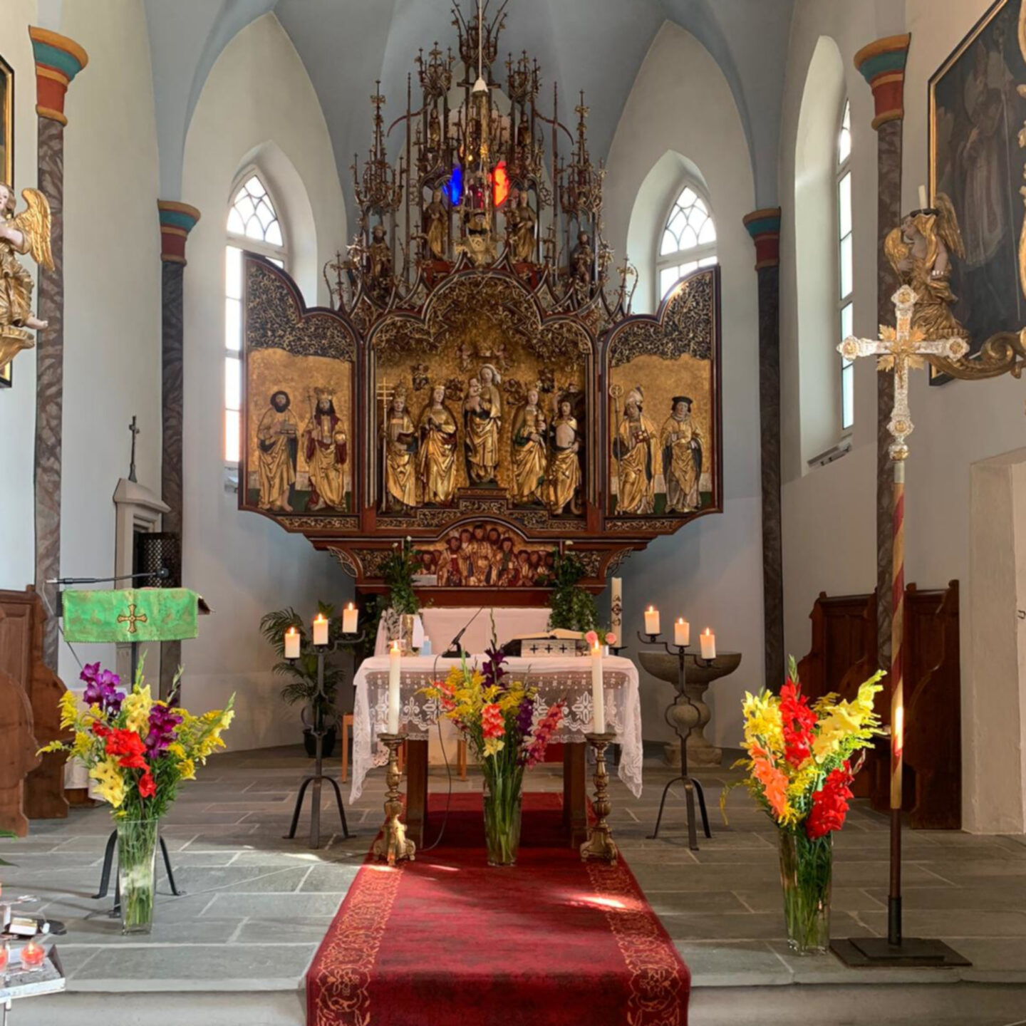 Der Flügelaltar nach seiner Rückkehr in die Kirche St. Calixtus in Brienz, 2023.