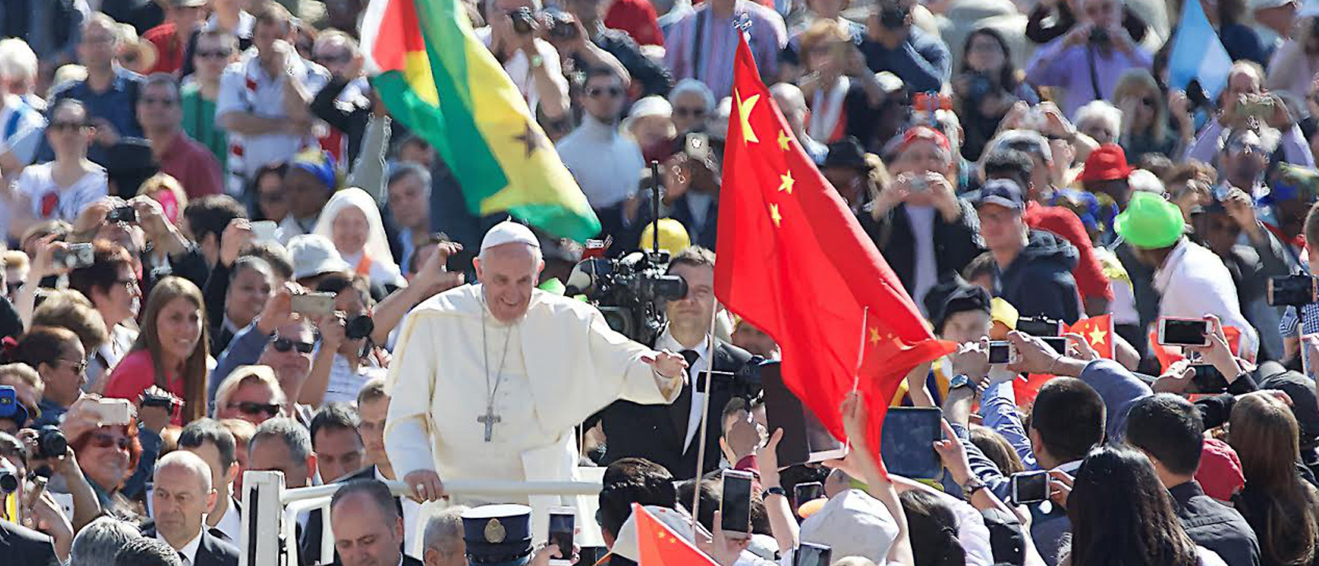 Gläubige schwenken die chinesische Flagge bei einer Generalaudienz von Papst Franziskus im Jahr 2016.