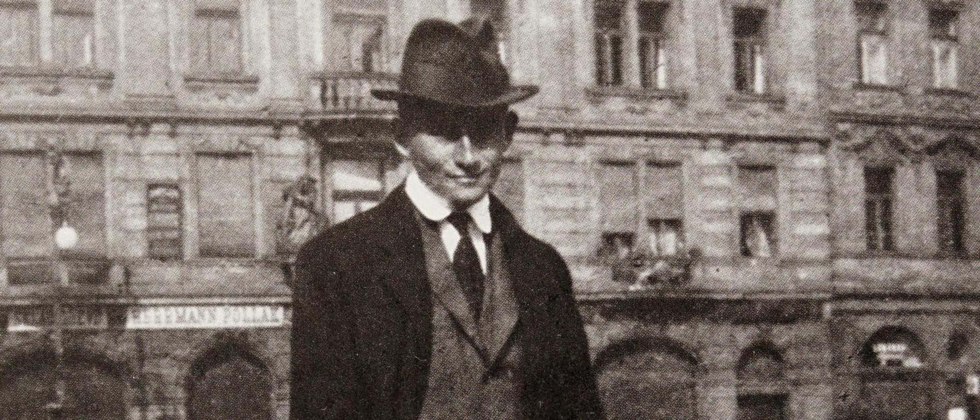 Franz Kafka vor dem Oppelt-Haus in Prag, wo seine Familie lebte, etwa 1922