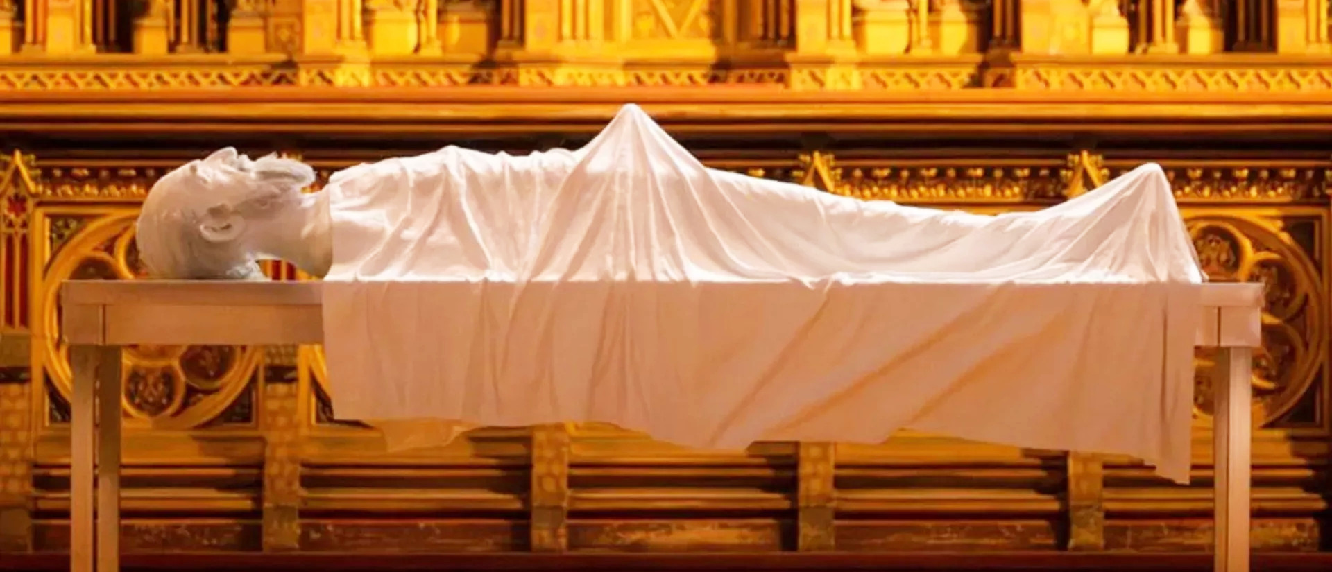 Darüber erregt sich Frankreich: die Statue des Priesters Abbé Pierre in einer entweihten Kirche in Toulouse.