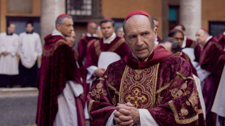 Ralph Fiennes als Kardinal Lawrence im Film "Konklave". | bleedingcool.com