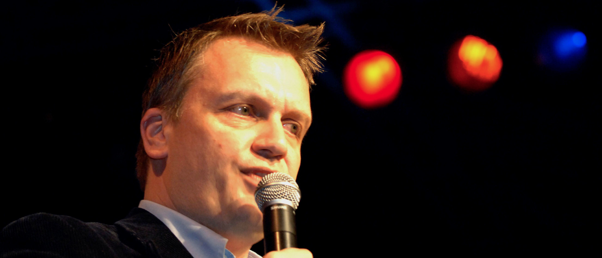 TV-Entertainer Hape Kerkeling hat am 31. Mai 2006 im Kölner Tanzbrunnen das Buch "Ich bin dann mal weg" über seine Reise auf dem Jakobsweg vorgestellt.