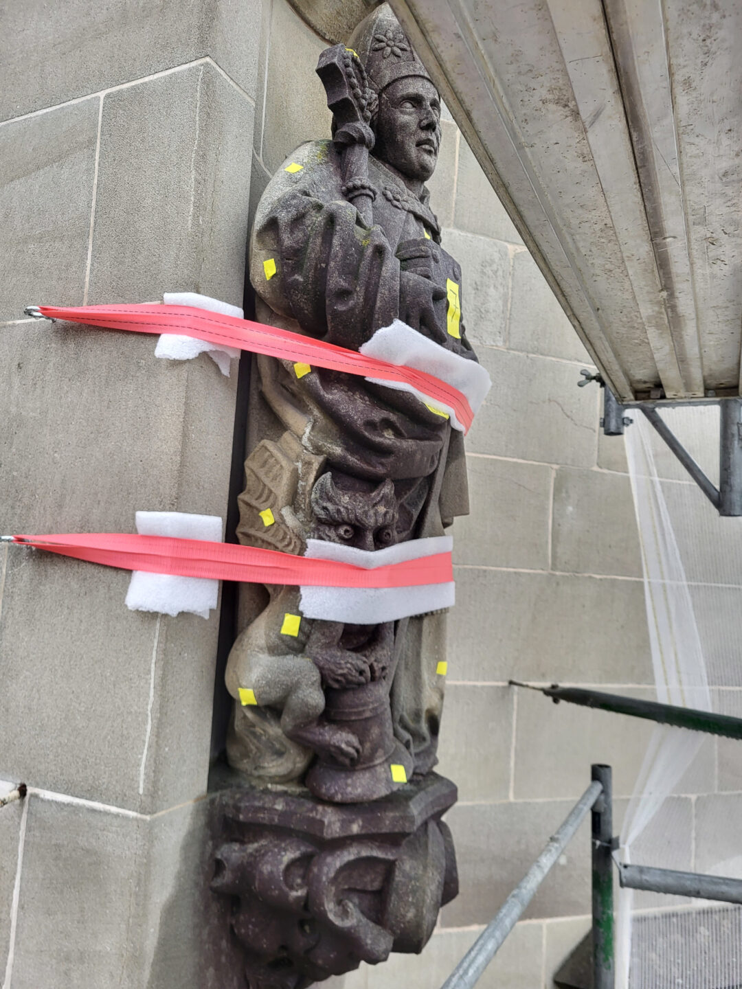 Die sturzgefährdete Skulptur an der Fassade von St. Oswald