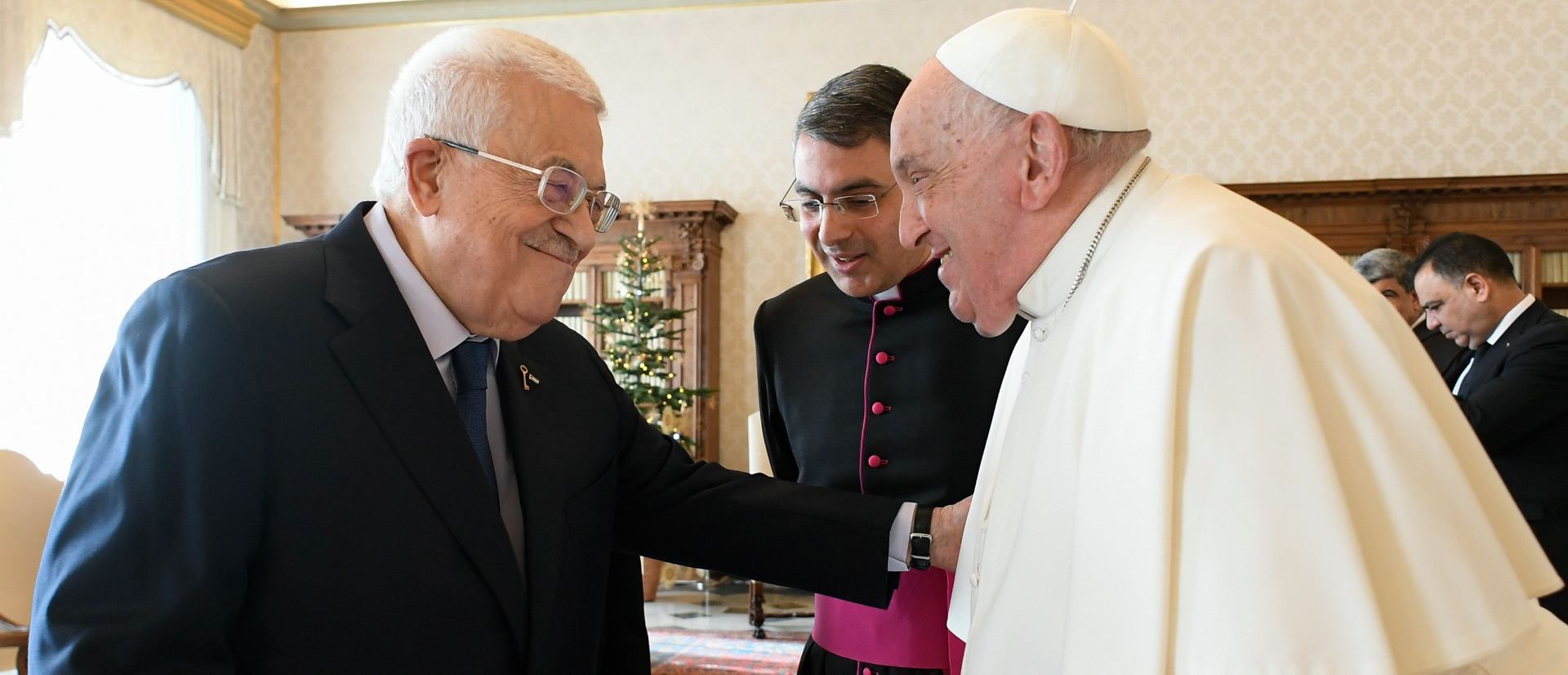 Papst Franziskus empfängt Palästinenserpräsident Mahmoud Abbas (l.), am 12. Dezember 2024 im Vatikan.