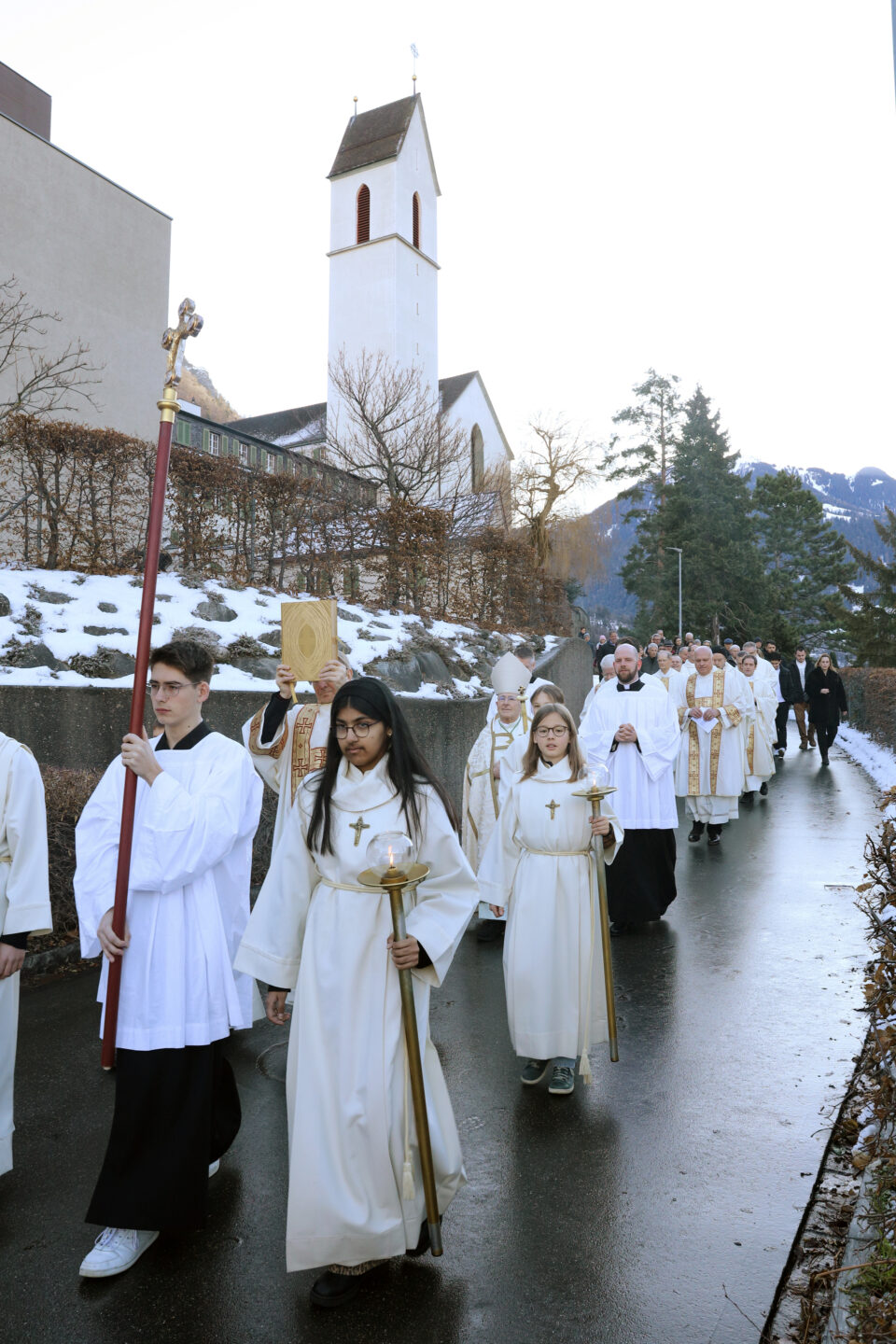 Die Prozession führt von der Kirche St. Luzi zur Kathedrale hinunter.