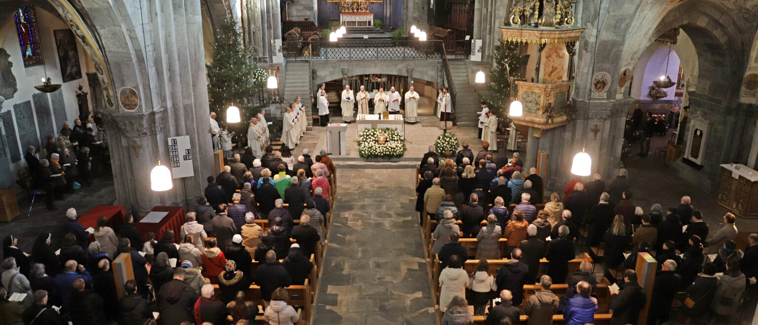 Eucharistiefeier in der Kathedrale: Das Bistum Chur hat am 29. Dezember 2024 das Heilige Jahr eröffnet. | Bistum Chur/Elma Korac