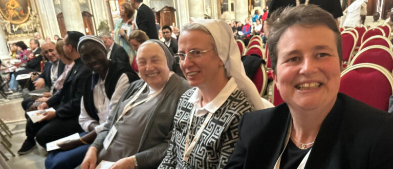 Schwester Simona Brambilla (2.v.r.) ist neu Präfektin der vatikanischen Ordensbehörde. | Helena Jeppesen