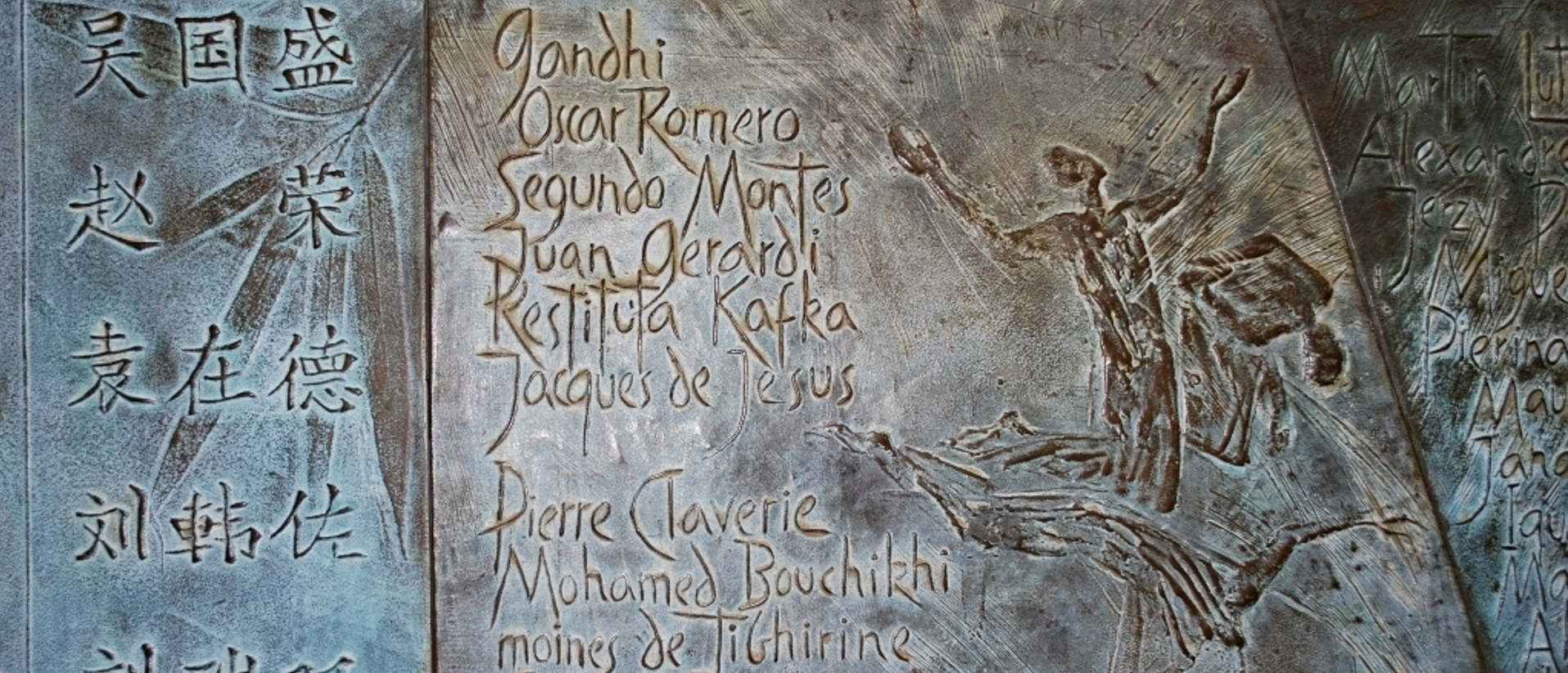 Namen von Märtyrern am Portal der Abteikirche von Saint-Maurice im Wallis.