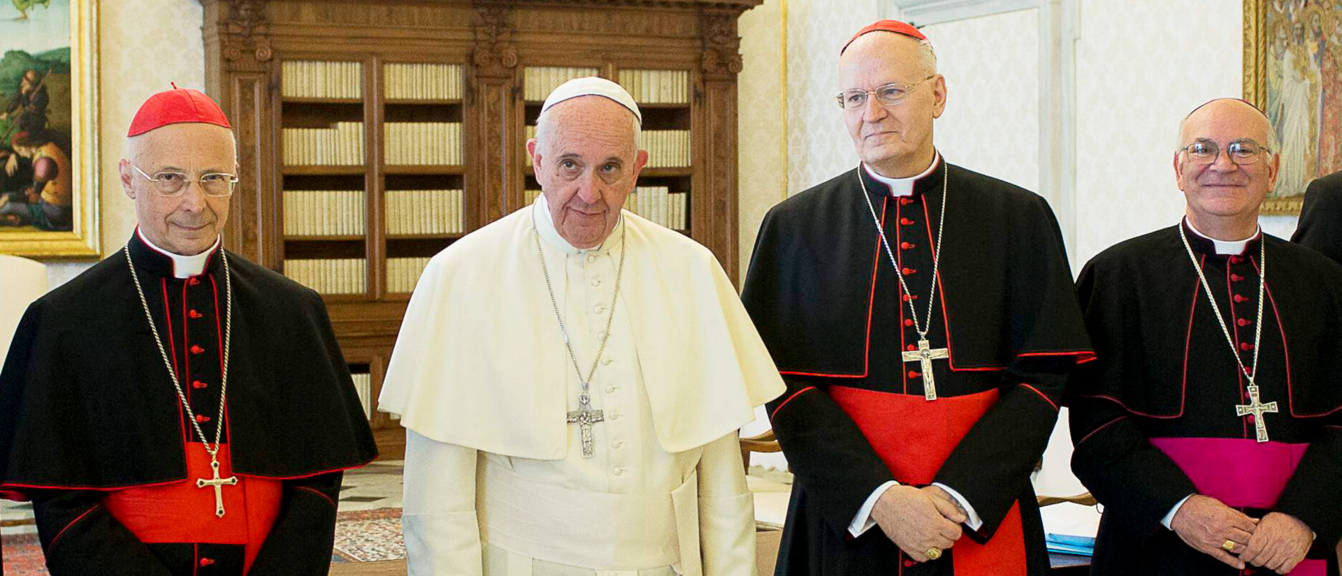Zusammenkunft der Leitungsspitze des Rats der Europäischen Bischofskonferenzen (CCEE) mit Papst Franziskus am 2. Mai 2016 im Vatikan. Bild (v.l.n.r.): Kardinal Angelo Bagnasco aus Genua, Vizepräsident der CCEE; Papst Franziskus; Kardinal Peter Erdö aus Budapest, CCEE-Präsident und Erzbischof Angelo Massafra aus Shkodra-Pult in Albanien.