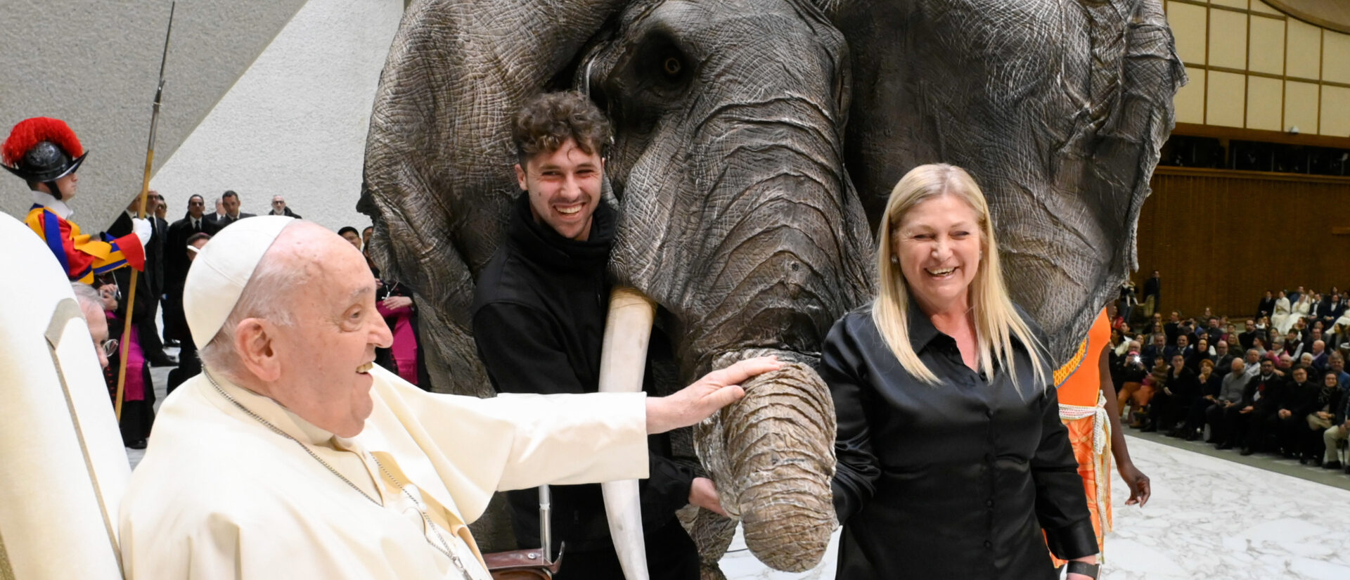 Zirkusartisten mit Elefantenfigur bei der Generalaudienz mit Papst Franziskus am 8. Januar 2025 in der Audienzhalle im Vatikan.
