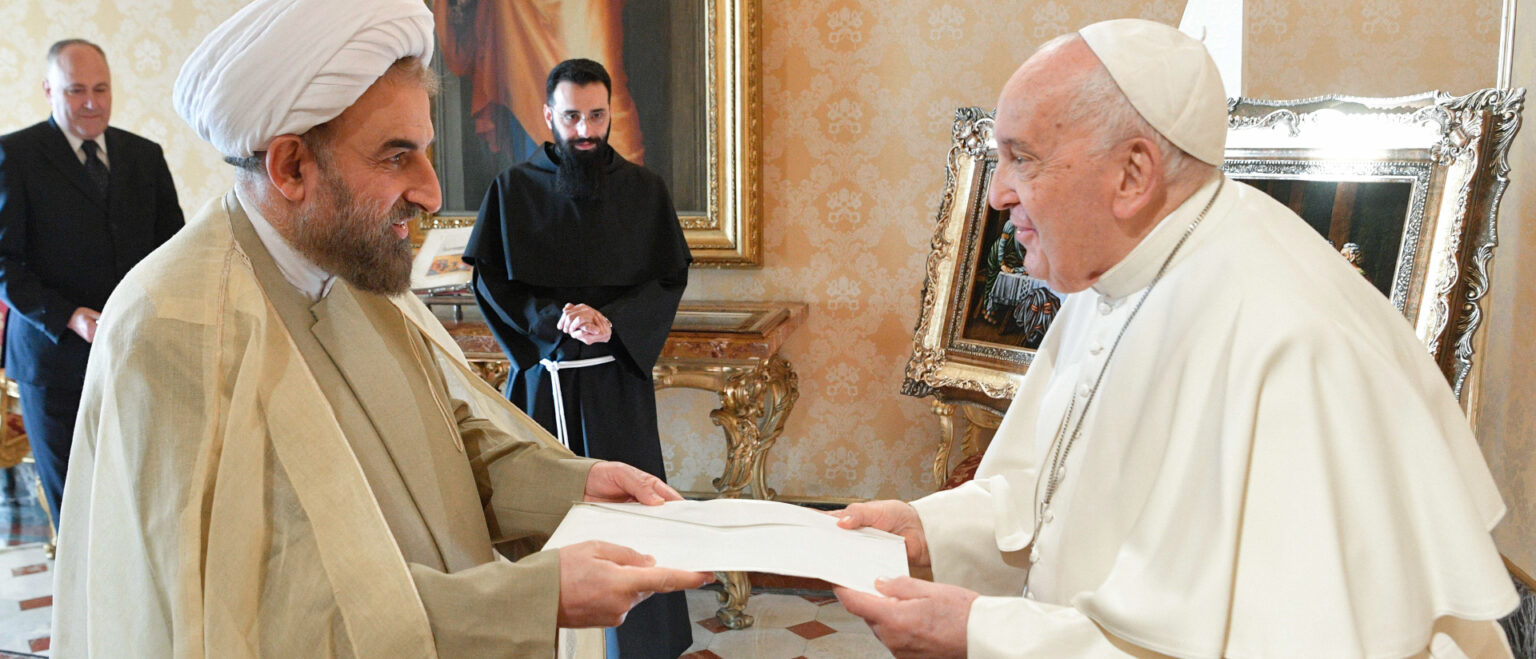 Mohammad Hossein Mokhtari, Botschafter der Islamischen Republik Iran beim Heiligen Stuhl, zu Besuch bei Papst Franziskus am 22. Dezember 2023 im Vatikan. | KNA