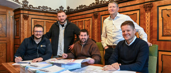 Daniel Amstutz (Kloster), Manuele Pinelli (SHB Architekten), Markus Langenstein (Bürgergemeinde), Danny Röthlin-Beng (SHB Architekten) und Bendicht Oggier (Gemeinde) unterzeichne die Baueingabedossiers (v.l.n.r.). | zVg