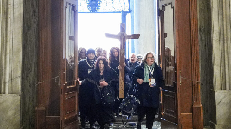 Beim Durchschreiten der Heiligen Pforte in Rom kann ein Ablass erlangt werden. | Lola Gomez/CNS photo/KNA