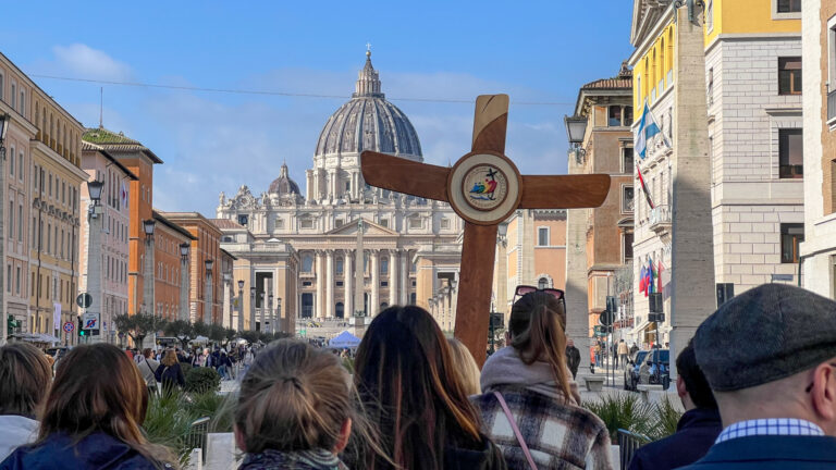 Pilgergruppe mit Pilgerkreuz am 4. Februar 2025 unterwegs auf der Via della Conciliazione in Rom (Italien). Im Hintergrund der Petersdom. | Niklas Hesselmann/KNA