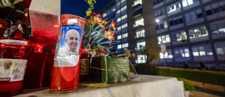 Genesungswünsche für Papst Franziskus vor dem Gemelli-Krankenhaus am frühen Abend in Rom (Italien) am 15. Februar 2025. | Pablo Esparza/CNS photo/KNA