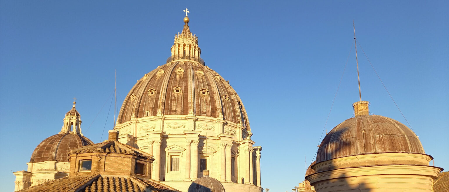 Die Kuppel des Petersdoms im Licht der aufgehenden Sonne. | Stephan Schwitter