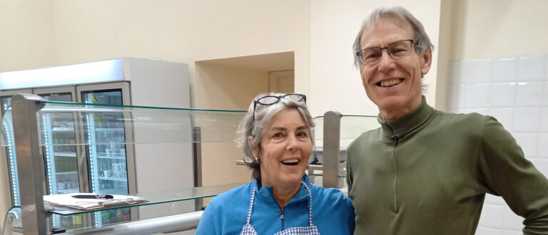 Beatrix und Stephan Schwitter in der Kantine der Schweizergarde. | zVg