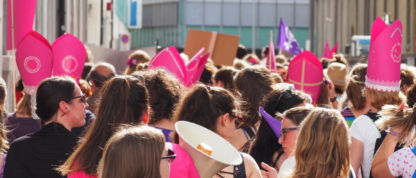Aufmüpfiger Frauenbund: Mit pinken Mitren mischten sich Katholikinnen unter den nationalen Frauenstreik vom 14. Juni 2019. | Anne Burgmer