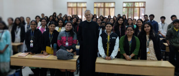 Pater Ioannes Chattopadhyay (Mitte), Lehrer und Mönch aus Disentis, bei seinem Besuch der "Christ School" in Bangalore (Indien). | Ioannes Chattopadhyay