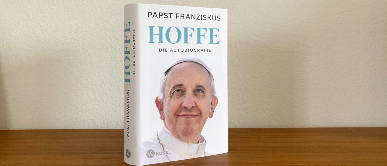 "Hoffe", die deutschsprachige Autobiografie von Papst Franziskus, muss bereits neu gedruckt werden. | Barbara Ludwig
