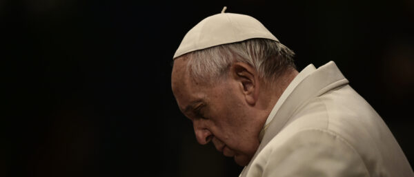 Papst Franziskus schaut nach unten vor schwarzem Hintergrund am 14. April 2017 in Rom. | KNA