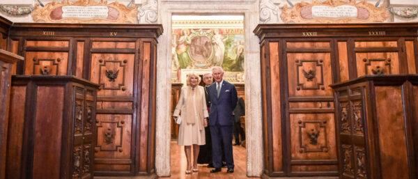 Prinz Charles und seine Ehefrau Camilla besuchen am 4. April 2017 die vatikanische Bibliothek. | KNA