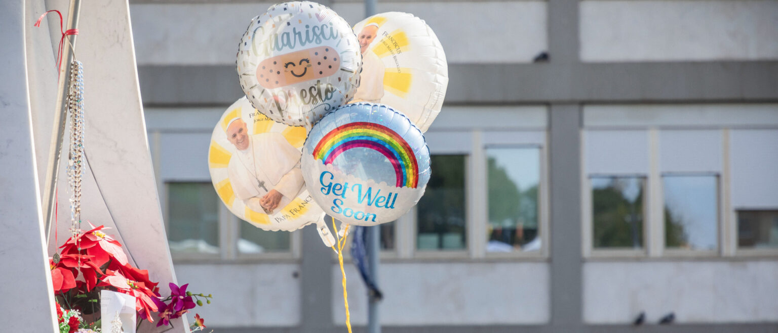 Luftballons mit Genesungswünschen für Papst Franziskus vor der römischen Gemelli-Klinik, am 23. Februar 2025. | Pablo Esparza/CNS photo/KNA
