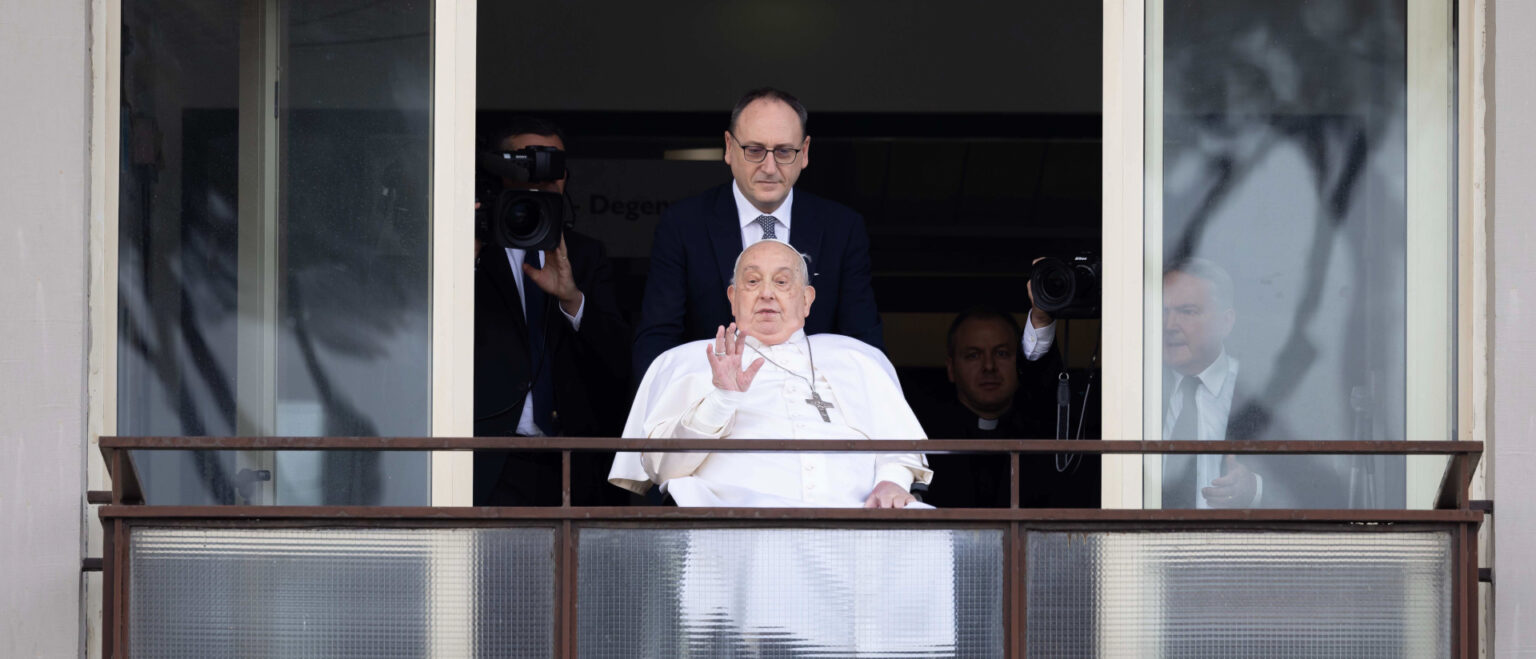 Der erkrankte Papst Franziskus winkt am 23. März 2025 zum ersten Mal seit seiner Klinikeinlieferung vom 14. Februar von einem Balkon der Gemelli-Klinik in Rom (Italien). | KNA