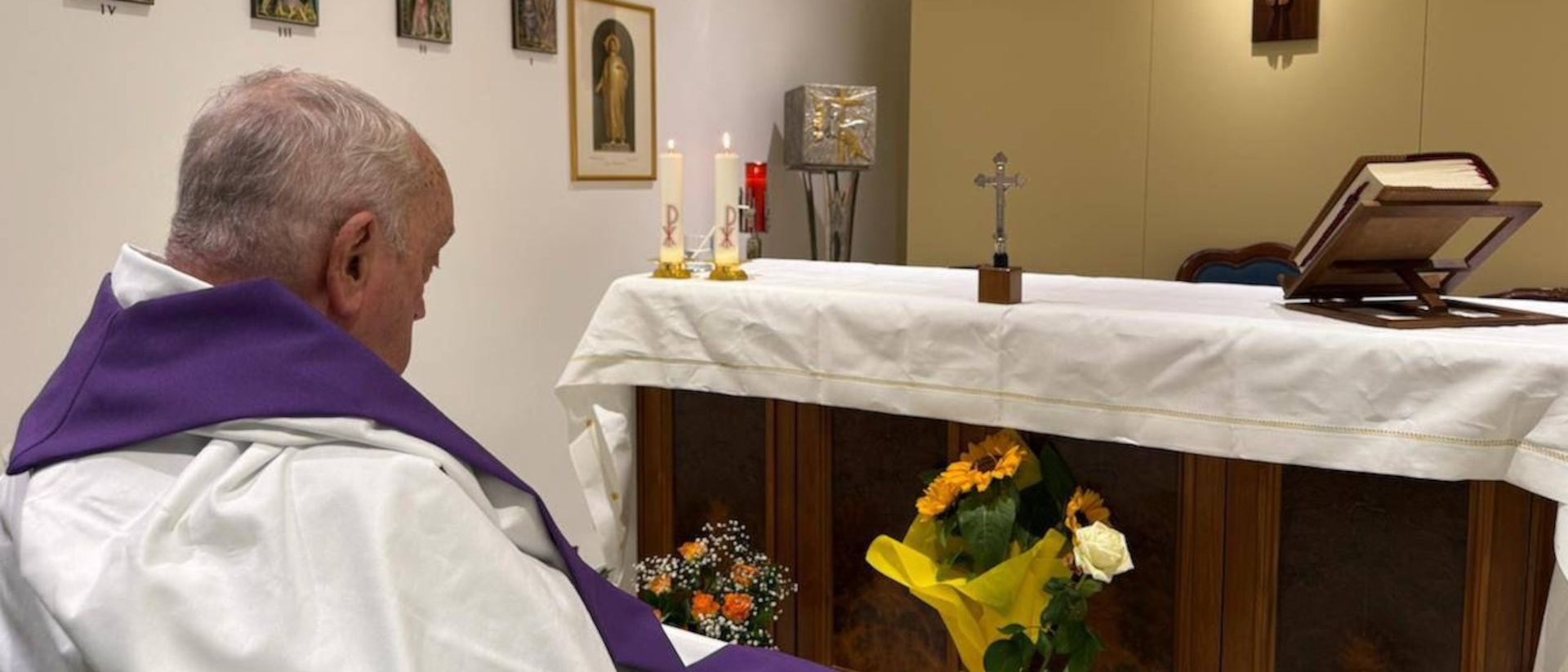 Papst Franziskus in der kleinen Kapelle im 10. Stock der Gemelli-Klinik.