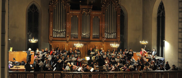Chor und Orchester der Caecilia-Musikgesellschaft Rapperswil musizieren, hier auf der Empore der Kirche St. Johann. | zVg