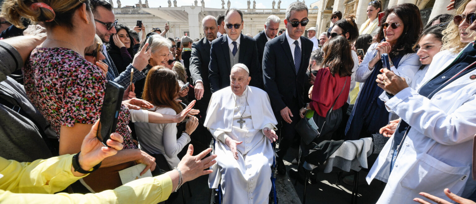 Kurzes Bad in der Menge: Papst Franziskus am 6. April 2025 auf dem Petersplatz im Vatikan. | KNA