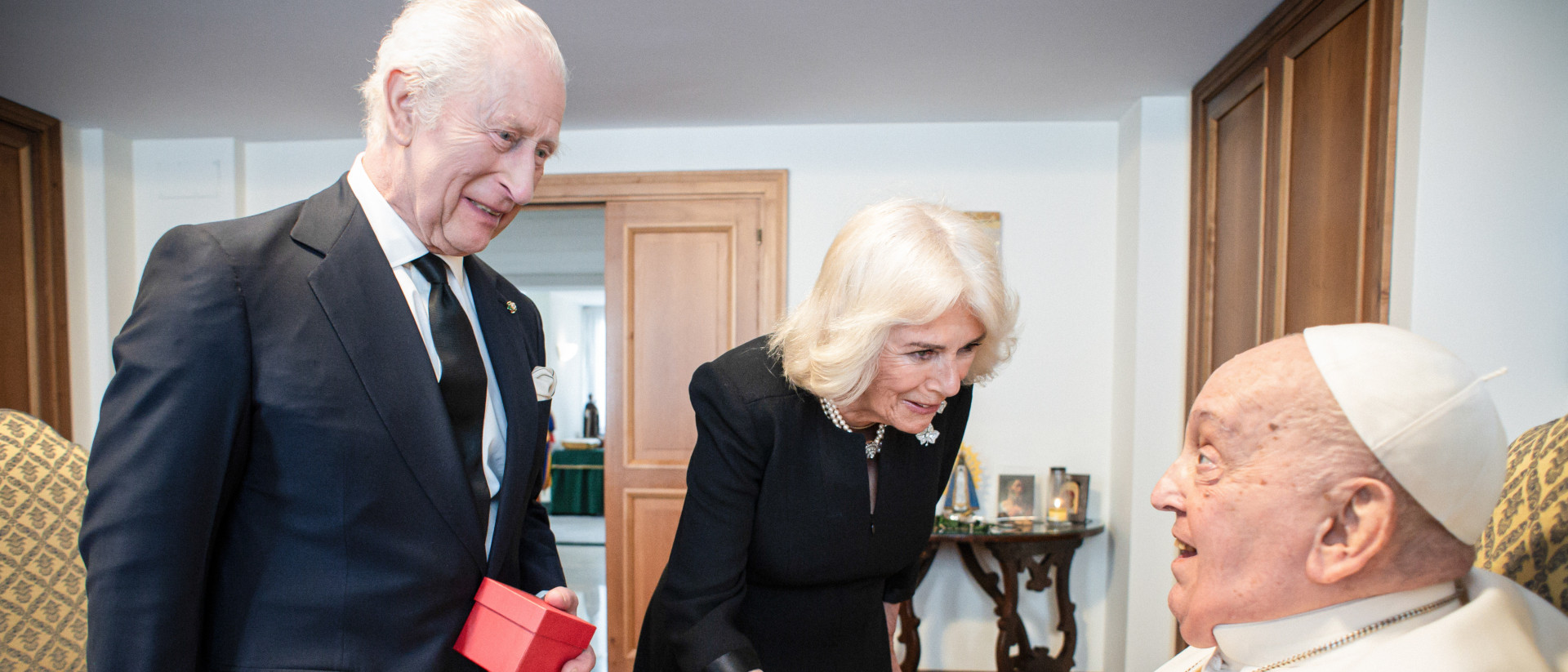 Papst Franziskus empfängt das Königspaar Charles III. und Camilla, am 9. April 2025 im Vatikan.