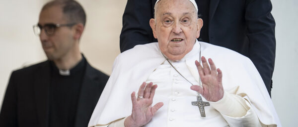 Papst Franziskus beim Gottesdienst auf dem Petersplatz an Palmsonntag, am 13. April 2025 im Vatikan. | Cristian Gennari/Romano Siciliani/KNA