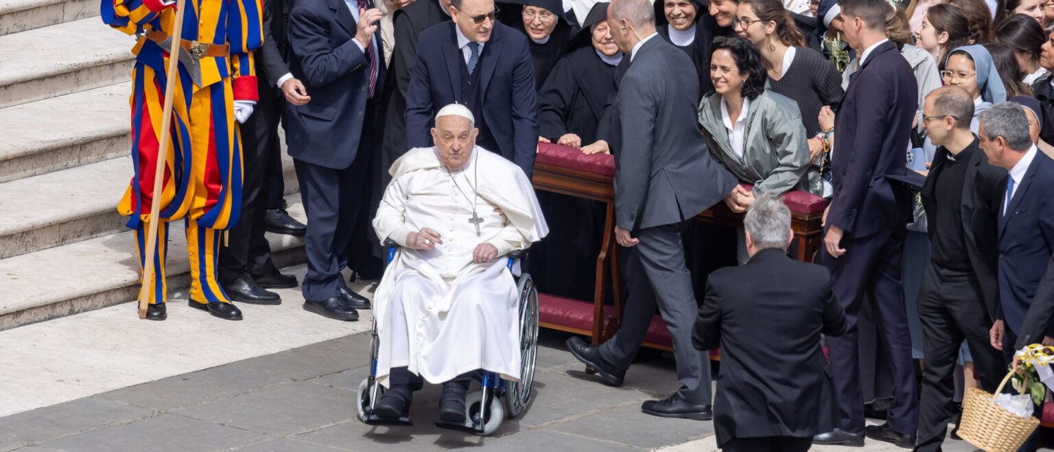 Ankunft von Papst Franziskus zum Gottesdienst auf dem Petersplatz an Palmsonntag, am 13. April 2025 im Vatikan. | KNA