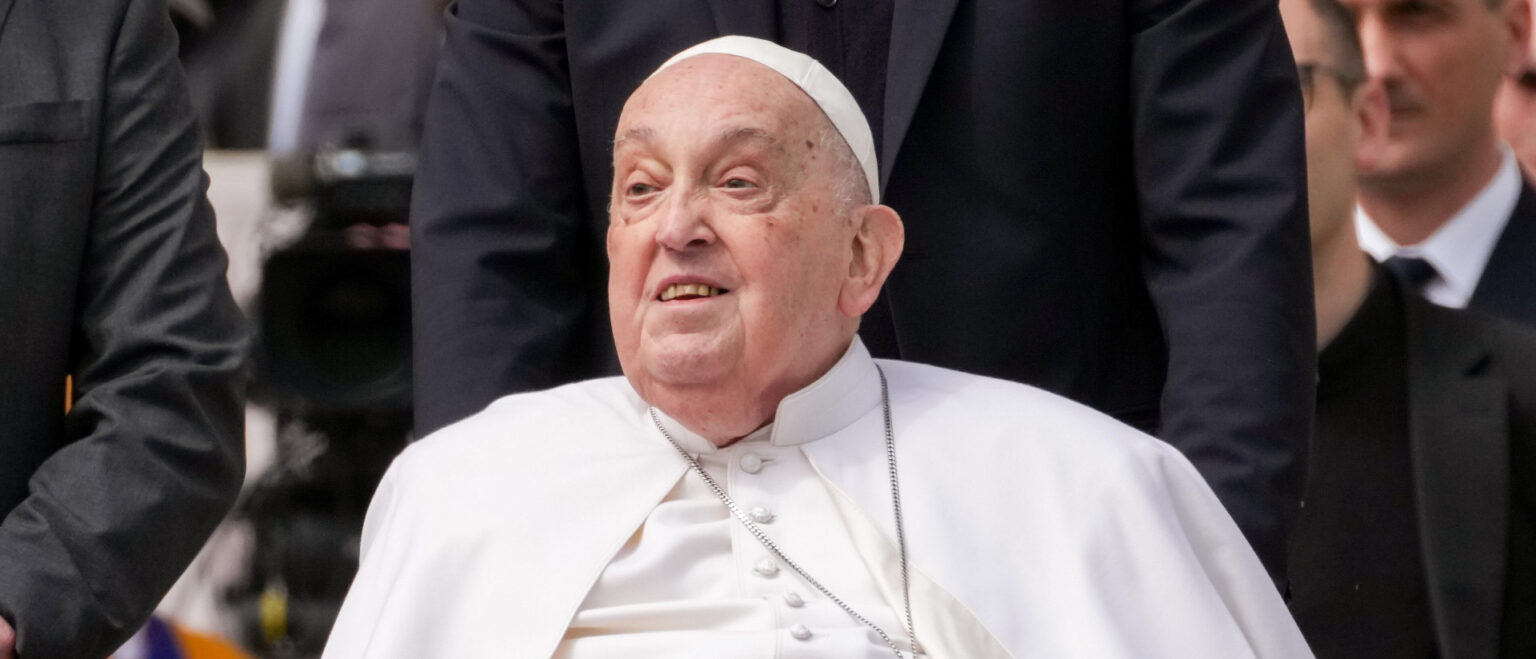Papst Franziskus auf dem Petersplatz an Palmsonntag, am 13. April 2025. | KNA